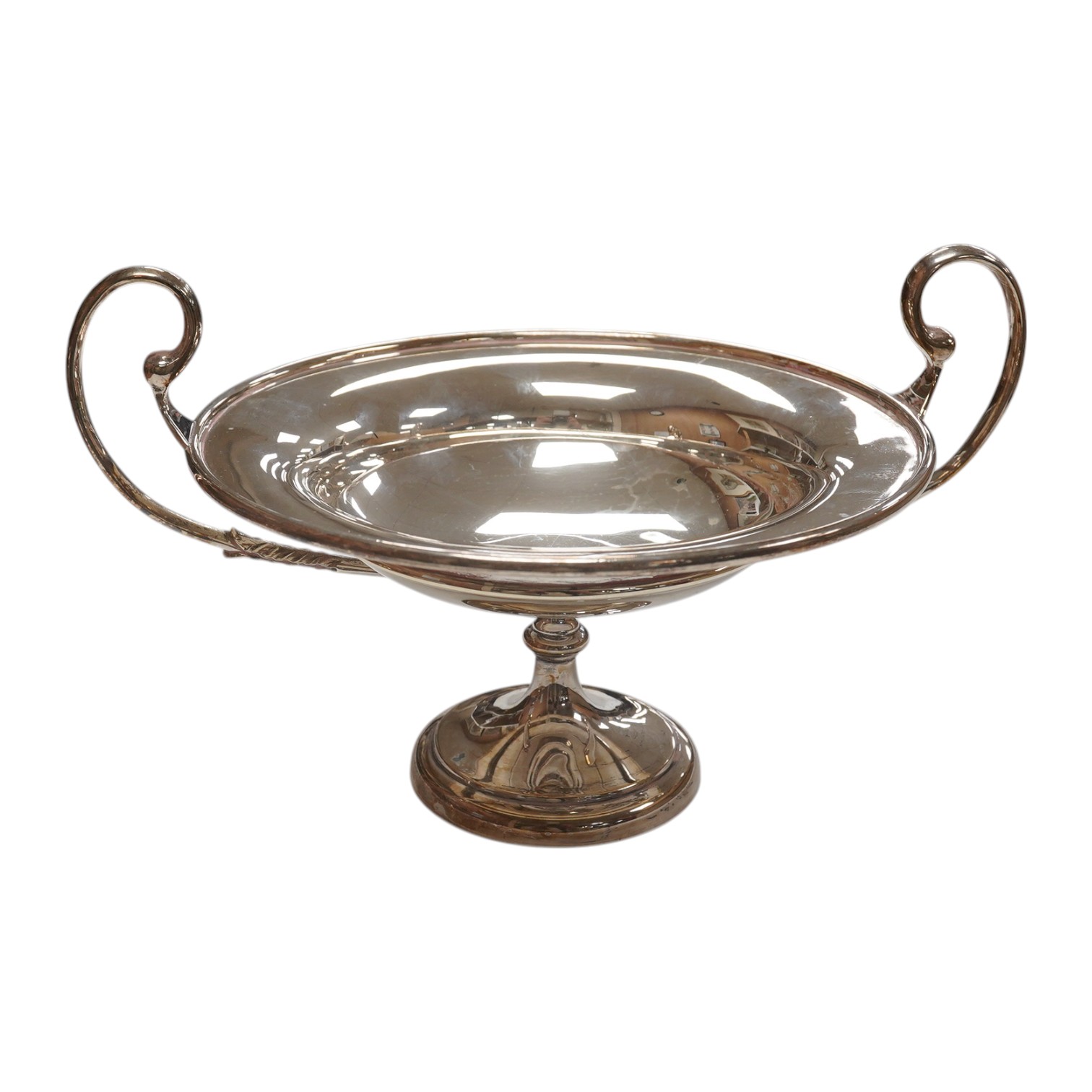 A George V silver two handled pedestal dish, Holland, Aldwinckle & Slater, London, 1914, diameter 19cm, 17.7oz. Condition - fair to good